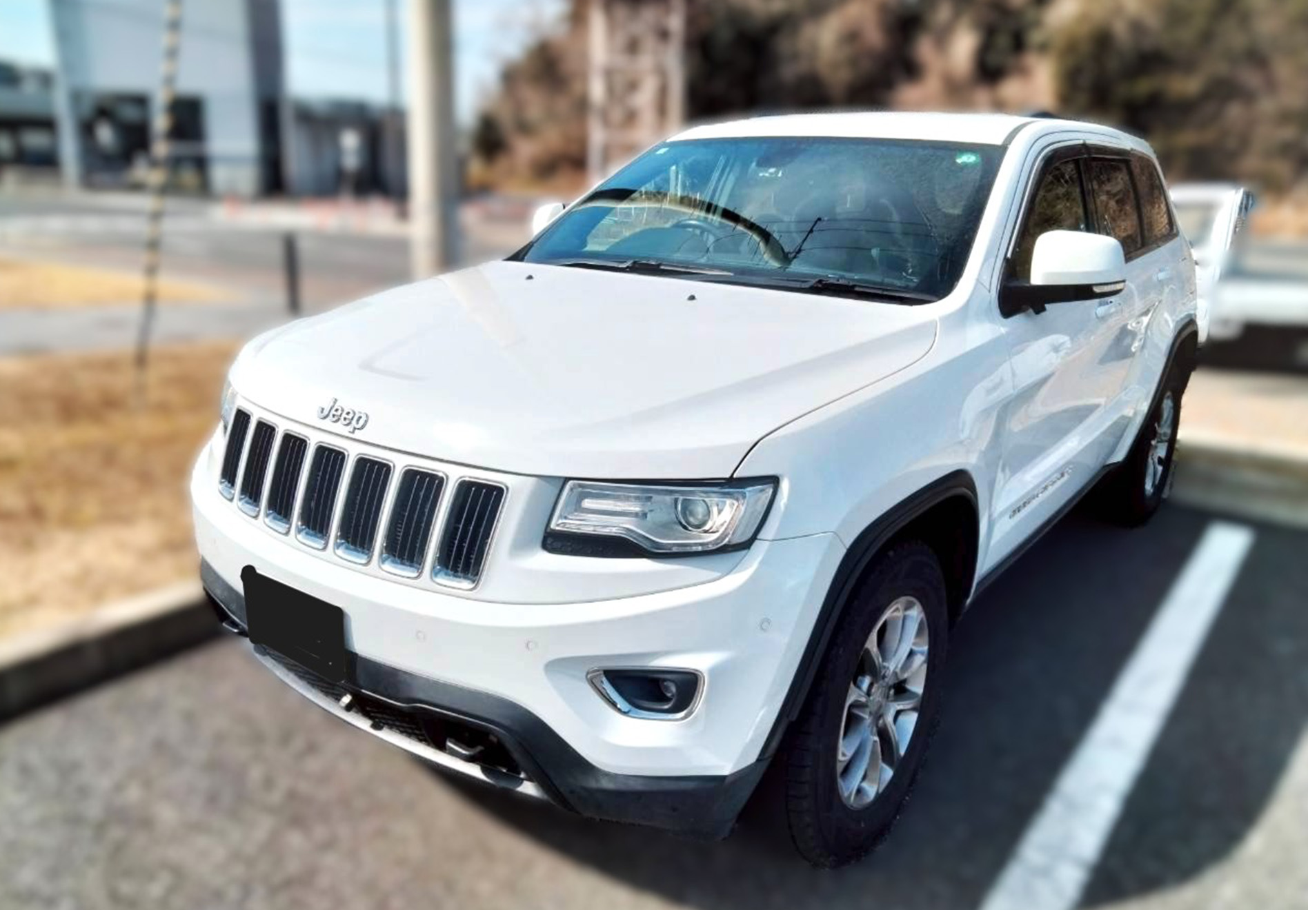 白のJeepの写真